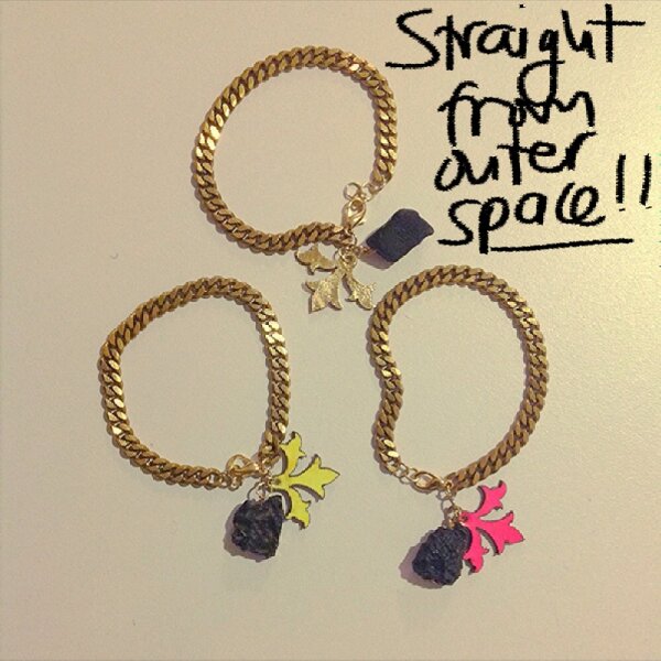 ethnology_mx's tweet photo. Nuestra pulsera No. 4 tiene dije de tectita, que es una piedra que se forma con restos de meteorito! Ya la tienen? -> http://t.co/ujKufzwQ