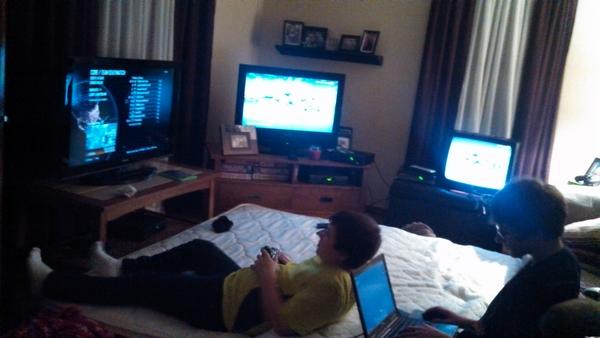 haylie_white's tweet image. My night in a nut shell @b_white25 @Pauly_B_Good #twitterlessBenandAdam #3tvs #3xboxs #2mattresses
