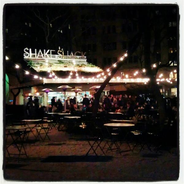 MsHuongNguyen's tweet photo. At the Shake Shack. Feels kind of European. #newyork #Madisonsquare http://t.co/4YJUHfTQ