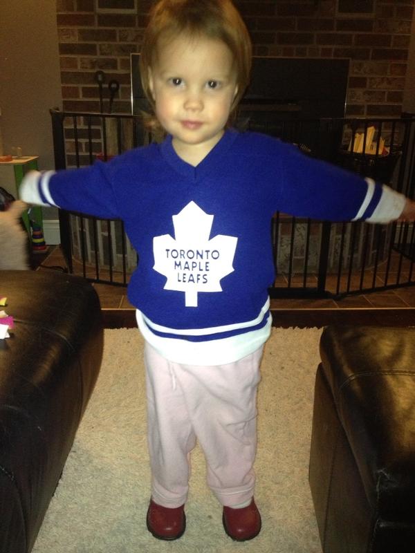 emilymacD3's tweet photo. Fam hockey night http://t.co/IWt8gl8t