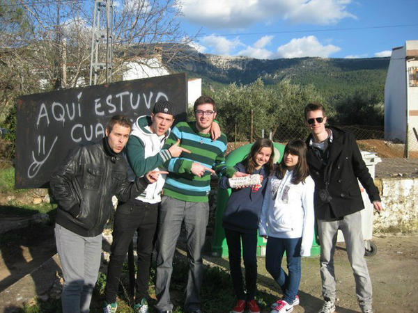 mariolagomez98's tweet photo. Yo pase un dia entero con los de @cuartaplanta y aquel dia me firmaron mi escayola. PD: Aun la tengo guardaita! http://t.co/47nHvAK7