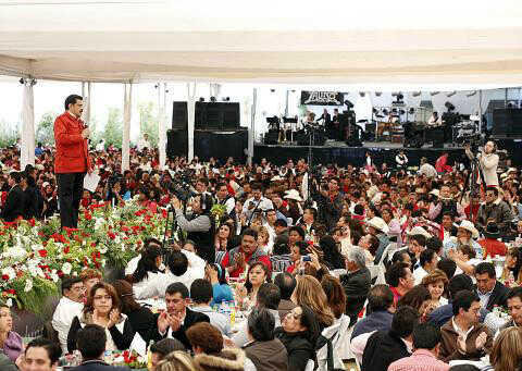 oscarcamps's tweet photo. RT @Paco_Olvera:los priistas enfrentamos los retos,el futuro y nuestro destino en unidad. Hoy mas de siete mil reunidos http://t.co/O5Nj4Vyj