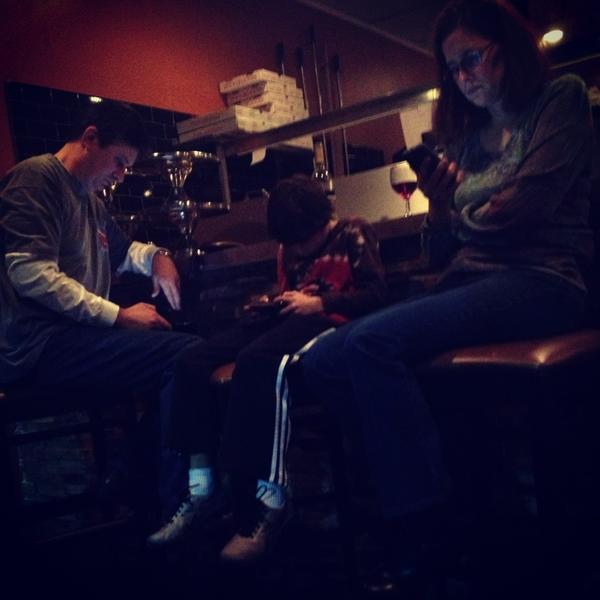 LKellzzz's tweet image. The new norm #technologyprobs