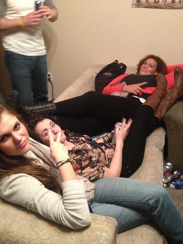 Milliganaire_14's tweet image. Straight chillin at a house party @britolso #gangster #pullitdown #noonewantsyou