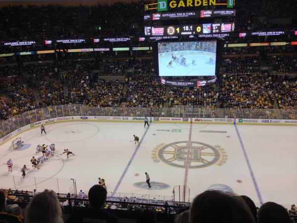 anthony_aiosa's tweet photo. #bruins #openingnight http://t.co/t7pt2T3c