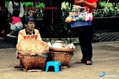 Perjaka90's tweet photo. Gara2 kalah semalam, messi alih profesi http://t.co/9n8VqJrb