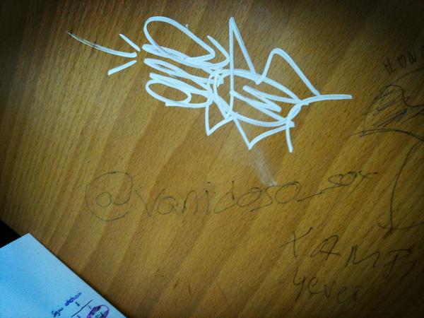 Borja_Torne's tweet photo. @vanidoso_soy es dejar tu nombre escrito en las mesas del Paraninfo http://t.co/64qfsO1Y
