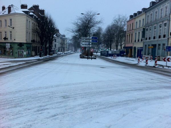 GPRouen's tweet photo. Rouen, ville sans voiture ... et sans piéton, ce matin à 9h sur les boulevards. http://t.co/0GGM4Z37