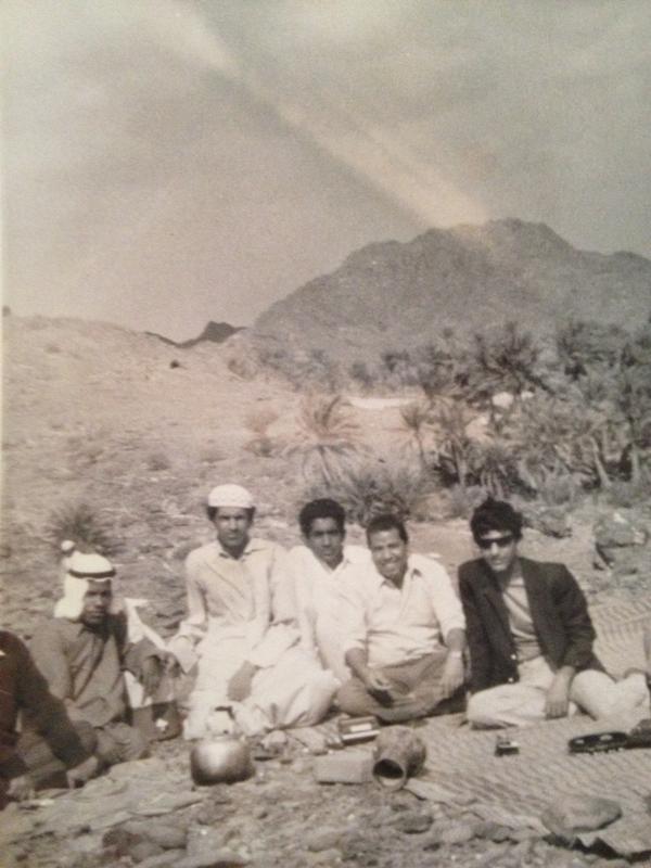 رحلة مدرسة العروبة بالشارقة لجبال الغيل، والطلاب يمينا، الشيخ خالد صقر بن راشد، راشد المزروعي، وعبد الواحد السويدي1975م