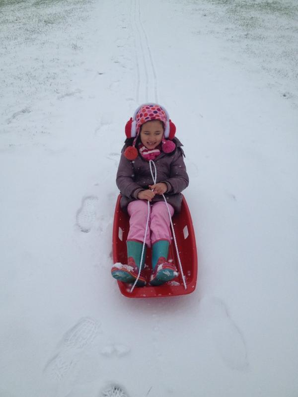 agnes_06's tweet photo. Walkin in the Winter Wonderland... #absolutelyfun #snow #bonding http://t.co/pWHfktPO