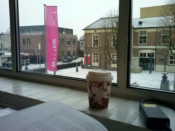 Uitzicht vol sneeuw in dr bieb maar het is hier lekker warm, de koffie is prima! @tjibbebosman