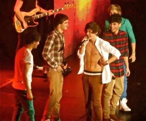 narrywhoo's tweet photo. Best moment ever http://t.co/cCWBIiUS