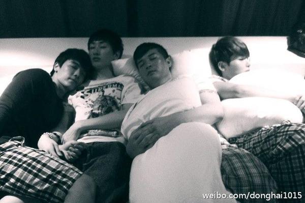 صورة ل سوبرجونيور (ريوك ،دونغهي ،ايون ،سونغ ) وهم نائمين  BBEKIzuCQAASYMH