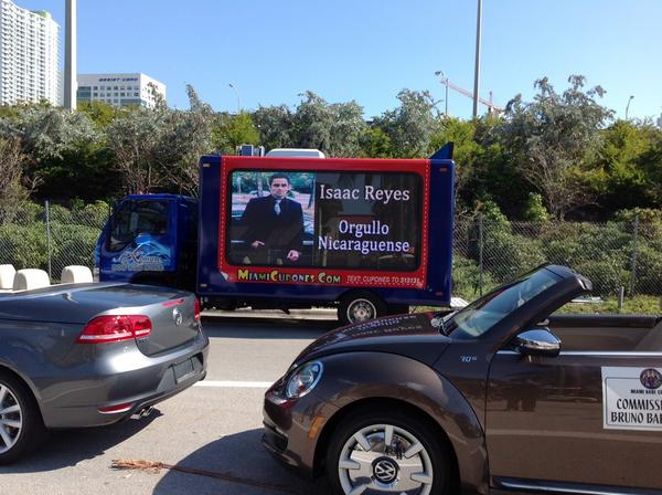 PRtalents's tweet photo. @Isaacrptv esto esta ocurriendo en la parada de los reyes magos en Miami en la calle 8  @IsaacRoficialFC http://t.co/Xs8wN36t