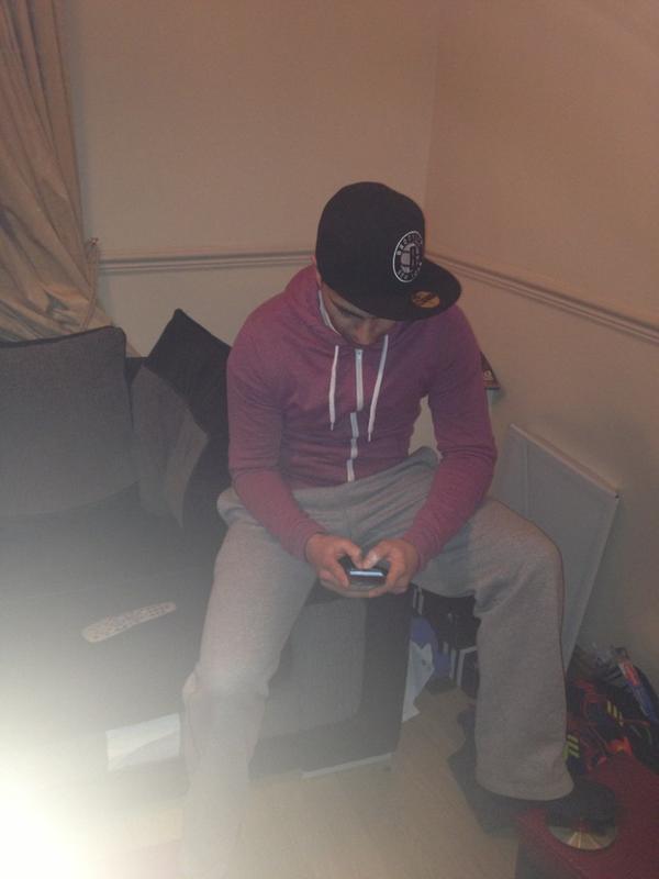 dazzykhan's tweet image. "@scottotti7: @dazzykhan gangsta texting #PosingAgain #QuickTakeAPhoto http://t.co/B6kT0ruV" hardly posing is it u bell end