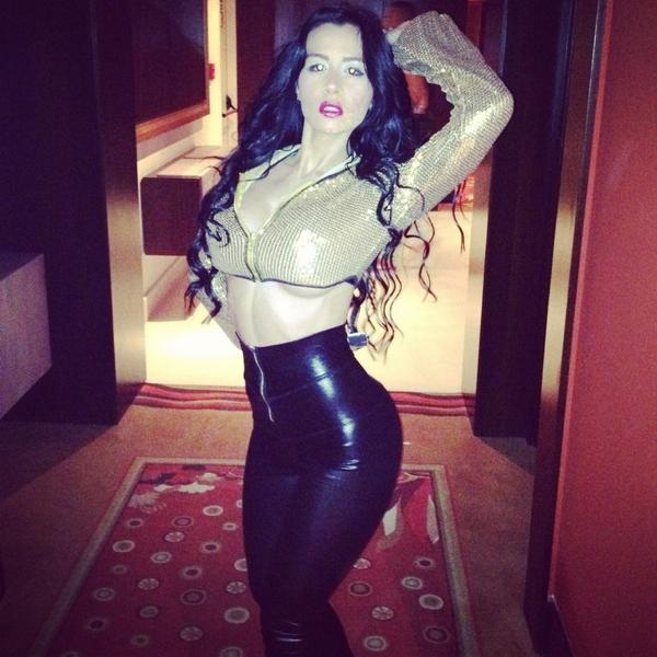 canalesdiosa's tweet photo. Aquí les va una foto de su Diosa Internacional. #FelizDomingo 💋 http://t.co/1sRBWcOF
