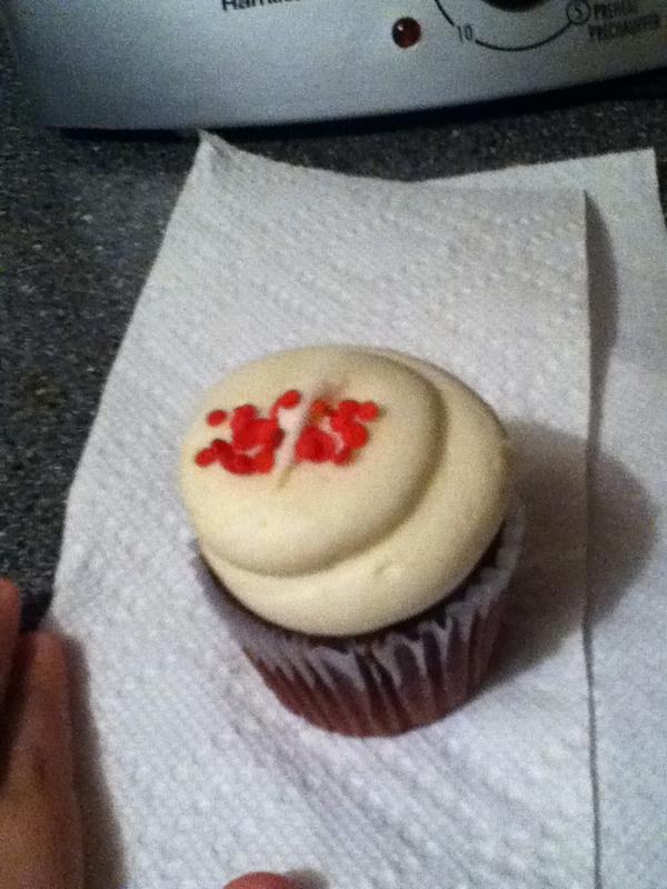 IzzyCrocitto's tweet photo. Cupcakes 😀😀😀😀 red velvet http://t.co/DaMq4cVt
