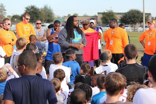 GESPLevelField's tweet image. Owner of @trainwithGESP, @NJOIDAVIEW speaking to a group of kids a out accountability and being coachable.
