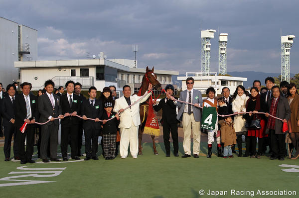京都大学競馬研究会 Ar Twitter Jraの口取り写真では一人を除いてカットされてしまいました W まあこれも競馬研らしいといえばらしいですねw Http T Co Z8xognrg Twitter