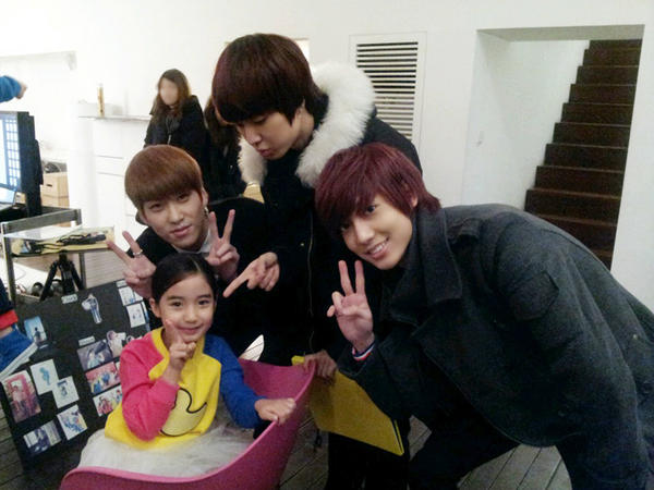 aleyna_ilayda's tweet photo. 보이프렌드 오빠들과 알레이나♥ 오빠들 응원 덕분에 오늘 알레이나도  즐겁게 촬영 마쳤어요! 고마워요~~^^ http://t.co/xqvCBpz2