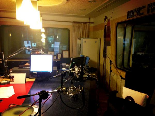 오셨군요❤“<a href="/jellyfish_ent/">Jellyfish Ent.</a>: [성시경] 일주일만에 우리 곁으로 돌아온 <음악도시> 성시장님 지금 생방 모습이에요! 신비주의(?)로인해 너무 잘 안보이지만 반가운 모습! 음도 본방사수 해주세요^^ ”