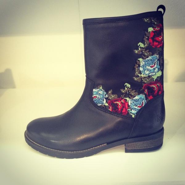 ChloeSterk's tweet photo. Love these amazing boots by @LRshoes, a new Dutch brand @modefabriek #amsterdam #Modefabriek http://t.co/zaQre3Nf