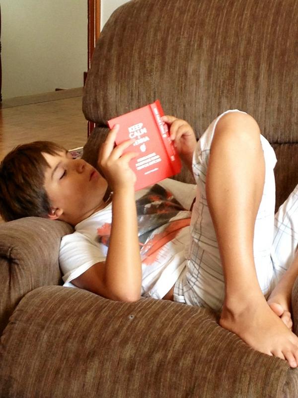 pedidosav's tweet photo. Lendo um Keep Calm e tenha Fé de @andrevaladao durante as ferias... quem tem tem... http://t.co/QdH3hefj http://t.co/Cby4avfZ