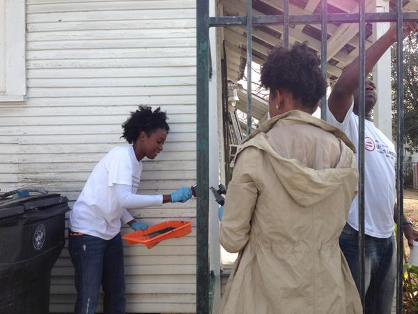sewere's tweet photo. Have you heard of Project Row House? Check them out! Such a worthwhile cause. Painting fences in the 3rd ward w HAULYP http://t.co/JBiqRC0D