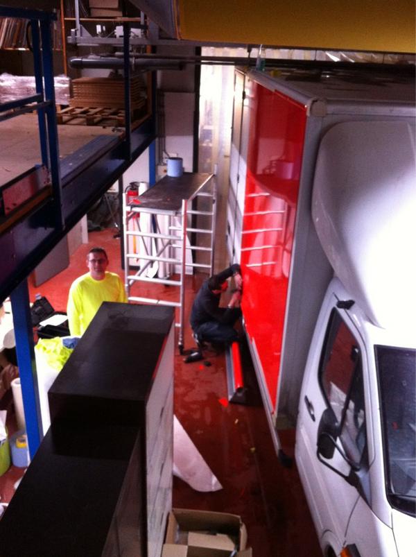 Het signteam is druk aan het plakken aan de bakwagen van @nntgroningen