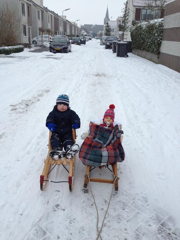 mariskadeheer's tweet photo. Samen met haar liefde sleeën! En ze kreeg zelfs nog een kus en een knuffel als afsluiter! http://t.co/itCSnKZa