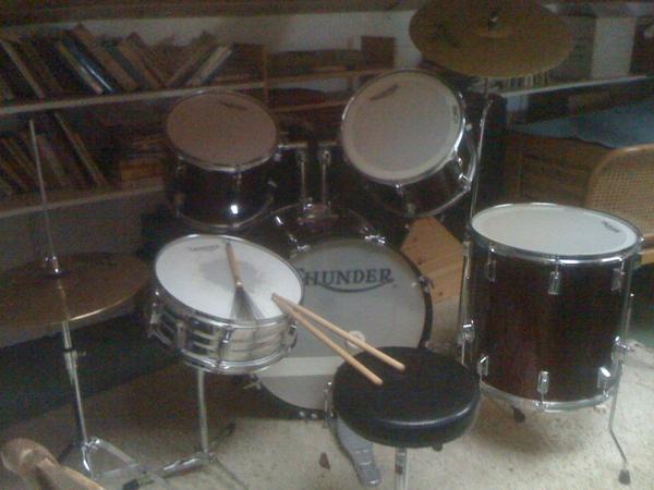 Goed en compleet #drumstel te koop wegens teweinig intetesse van mijn zoon. Incl. krukje, stokjes, enz. €150 #koopje