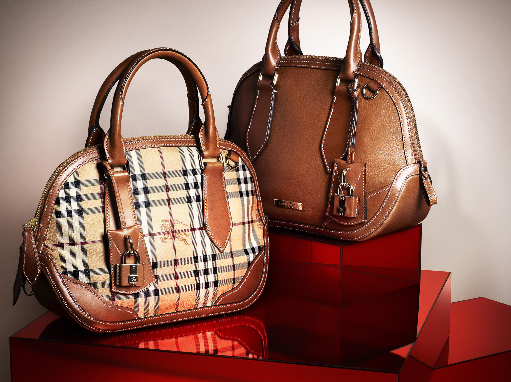 Сумка большего размера. Burberry сумки 2014. Сумка Burberry коллекции 2014. Burberry Bags 2013. Берберри 2013 коллекция Burberry.