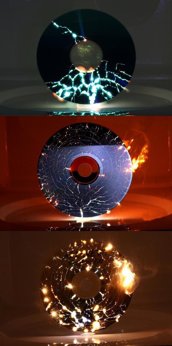 The beauty of microwaved CDs  Via <a href="/ao_0356/">あお</a>