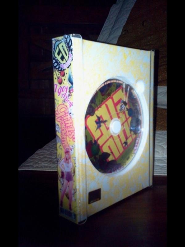 BandungBerisik's tweet photo. Pengakuan dosa *terselip diantara album2 bercover hitam* http://t.co/BOMuulOK