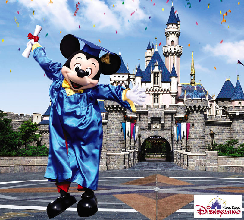 H I S 関西が香港ディズニーランドの Disney Grad Days 参加のプランを販売中 卒業式スタイルのミッキーのグリーティングあり