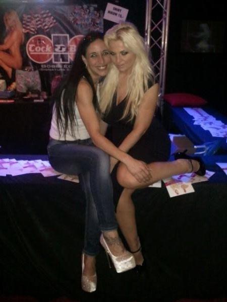 Was super op de beurs samen met @BobbiEden http://t.co/e3y35I2Z<a class="tags" target="_blank" title="On Twitter" href="/?out=eyJ0eXAiOiJKV1QiLCJhbGciOiJIUzUxMiJ9.eyJpYXQiOjE3MjU3NDU1MTEsImlzcyI6InR3cG9ybnN0YXJzLmNvbSIsIm5iZiI6MTcyNTc0NTUxMSwiZXhwIjoxNzU3MjgxNTExLCJyZWRpcmVjdF91cmwiOiJodHRwczovL3R3aXR0ZXIuY29tL0JvYmJpRWRlbiJ9.zUUN1V9ssYN31wF6R5UL6hL7fPRQXQYaAFtJd_YO7Ncm0NMtuS0jUKHaFZF2AgT_RPSQoY0bF4p4STJ5vRa2hg">@BobbiEden</a><a href="/tag/halloweenoutfit"class="tags"><span>#halloweenoutfit</span></a>