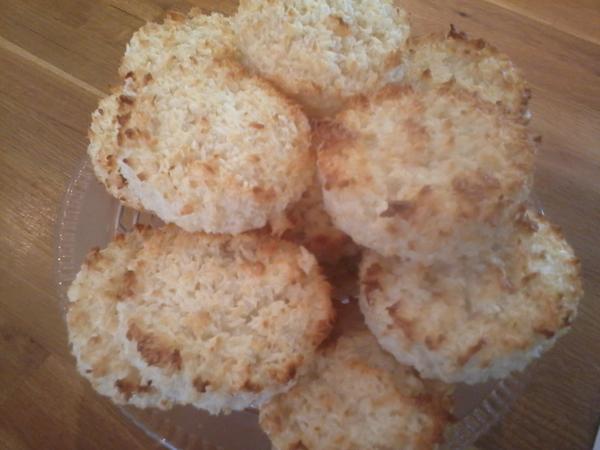 PFitzg3rald's tweet photo. @bathbakerytweet @Bath_Bakery Just out of the oven at our moorland road cafe - macaroons! get them while they're warm! http://t.co/ewsRpNZo