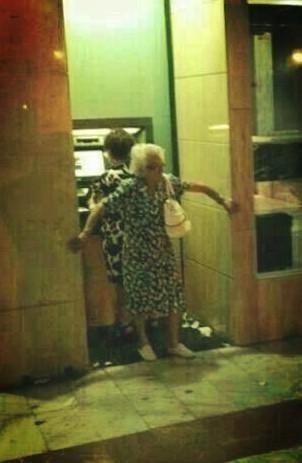 carmona1987's tweet photo. "@La_Antonias: Ni la polisía, ni las cámara ni nah... Este es er mejó sistema antirobooo http://t.co/hTIqk1si" @XIIIPedro