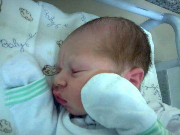 Khatiucy's tweet photo. Matheus lindo da tia olha 2 dias de vida hj Deus te abençoe amor de vida! http://t.co/JRDlrGJ4 @prgedsonalves @hitalloes @JaniellytSoares
