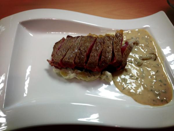 Genieten van een heerlijk stukje #dryaged vlees van <a href="/LimousinVlees/">Limousin vlees</a> <a href="/DaanCunenVlees/">Henk(Rundvlees&co)</a>
