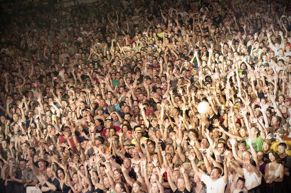 PearlJam's tweet photo. The fans are the best part of any show. #StayTuned http://t.co/VbwGOLL3