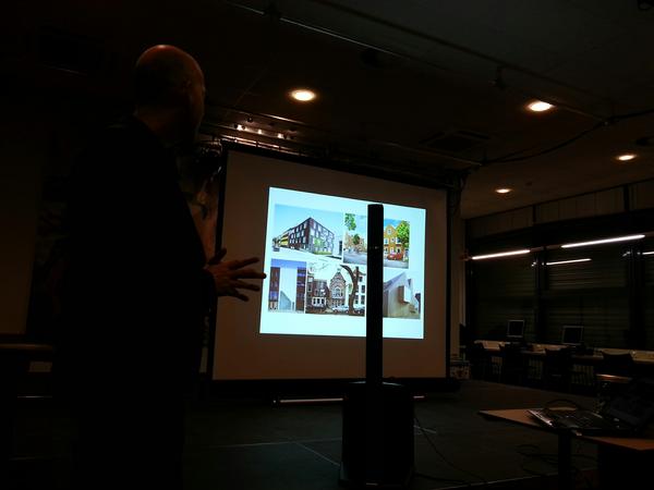 CASTonline's tweet photo. Michel Tombal - Rocha Tombal Architecten presenteert oa zijn werk in 013 aan aspirant studenten @Fontys http://t.co/bgbaOJtI