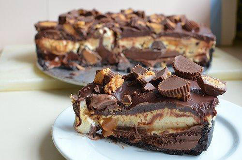 galek25's tweet photo. “@YourFoodPorn: Reese's Peanut Butter Cup Caramel Ice Cream Cake http://t.co/drjuGUl8” @Bat_Tar SE T ANTOJA??