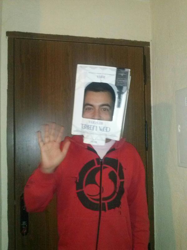 crisolpe13's tweet image. Disfrazao de caja de vino vienfo el falla #coac2013 #deloco