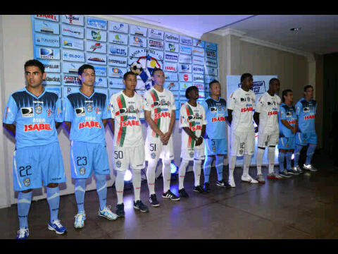 EcuaGoles's tweet photo. Esta es la indumentaria de #MantaFC para el Campeonato Ecuatoriano 2013. http://t.co/Z7m0KpSQ