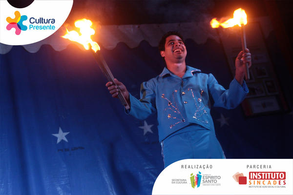 instisincades's tweet photo. Nesta noite também teve malabarismo com fogo no Circo Churupita. O espetáculo vai até às 22h30, no Teatro Carmélia. http://t.co/ALwStrhW