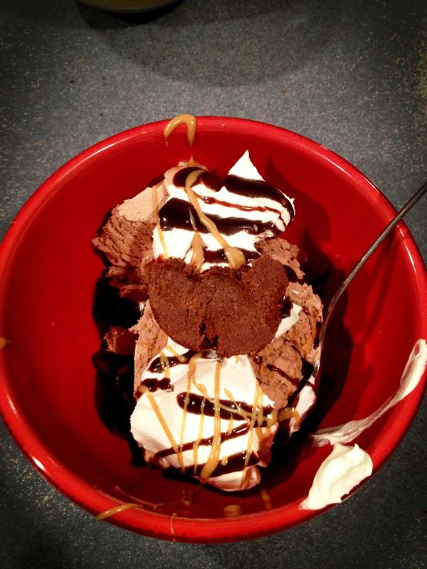 NickyPops1's tweet image. Home made brownie Sunday #yum #chefgrind #noshooltom #minivacation