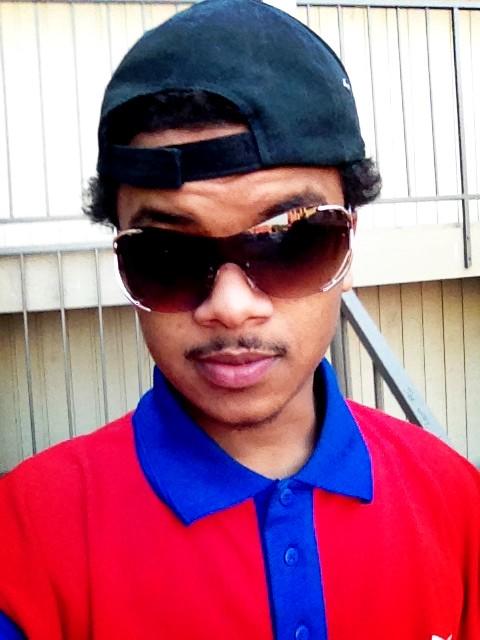 itscosmoe's tweet image. SWAGGIN AND I FUCKED YO BITCH #GUCCISHADES #VELCROBACK 😎