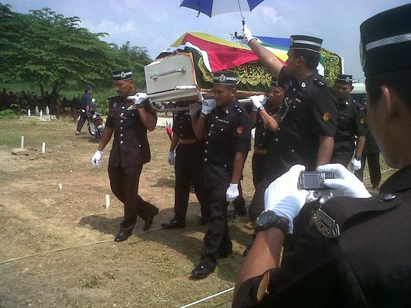 norasiah89's tweet photo. @penjaramalaysia Upacara pengkebumian IP Saiful Nizam bt Mohd Raof di Klang pada 23 Jan 2013 http://t.co/lnAxaTsz