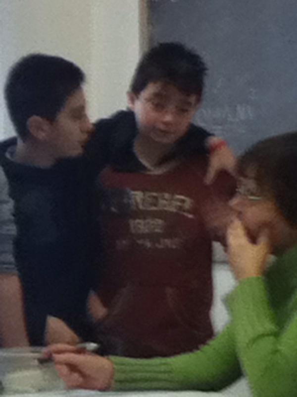 andrearabbit's tweet photo. Ahahahah questo sfigato del mio compagno di classe sta piangendo ahahah rido! http://t.co/e4Ch992L